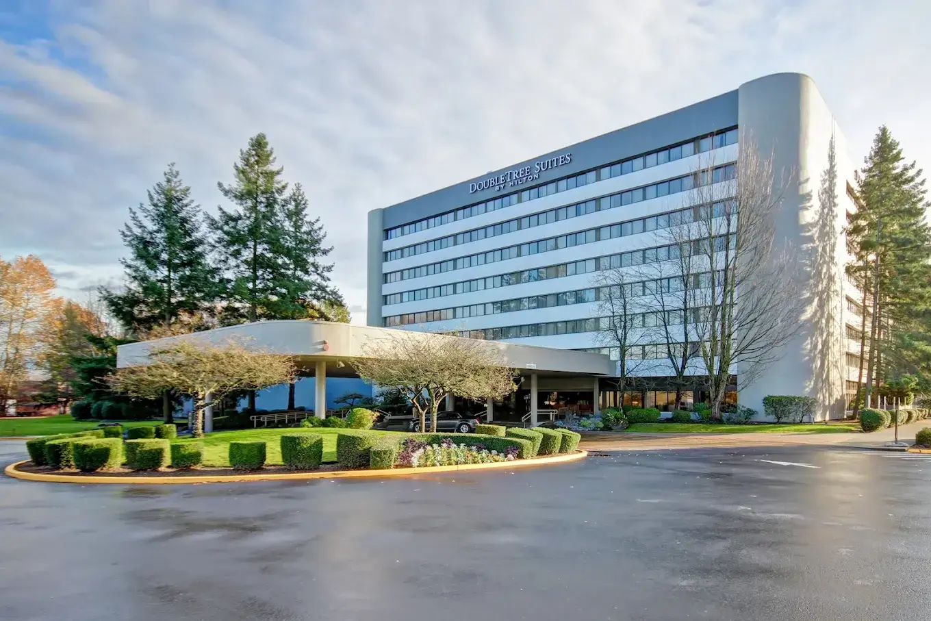exterior photo of double tree in tukwila